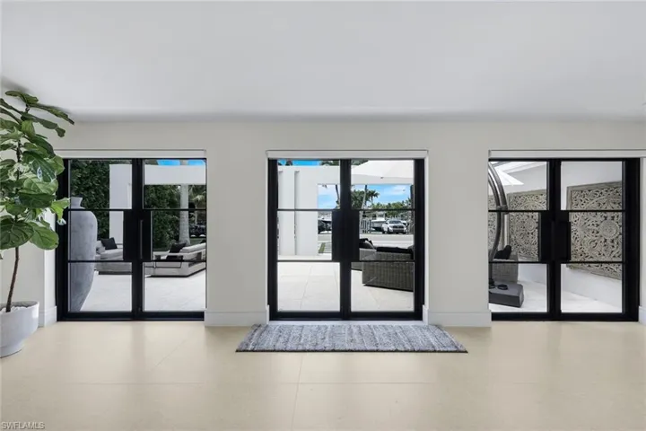 1095 Sandpiper St, Naples, Florida 34102