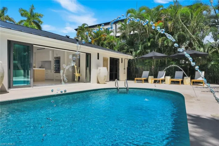 1095 Sandpiper St, Naples, Florida 34102
