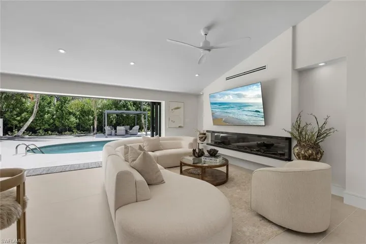 1095 Sandpiper St, Naples, Florida 34102