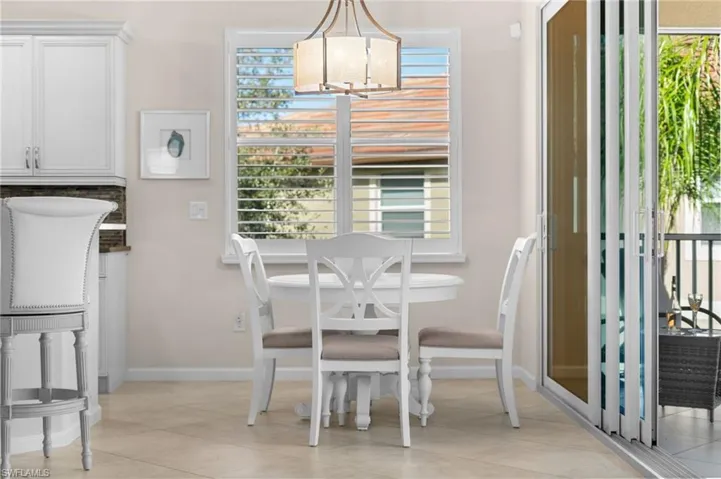 Breakfast area with access to lanai