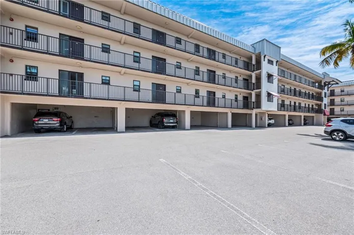 803  River Point  DR, Naples, FL 34102