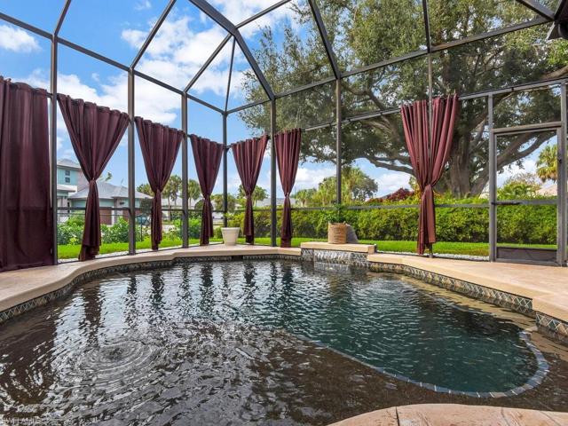 Large Sun Shelf In Pool