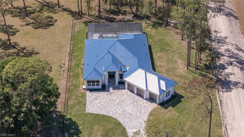 Birds eye view of front of property