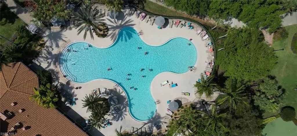 COMMUNITY POOL ISLAND WALK