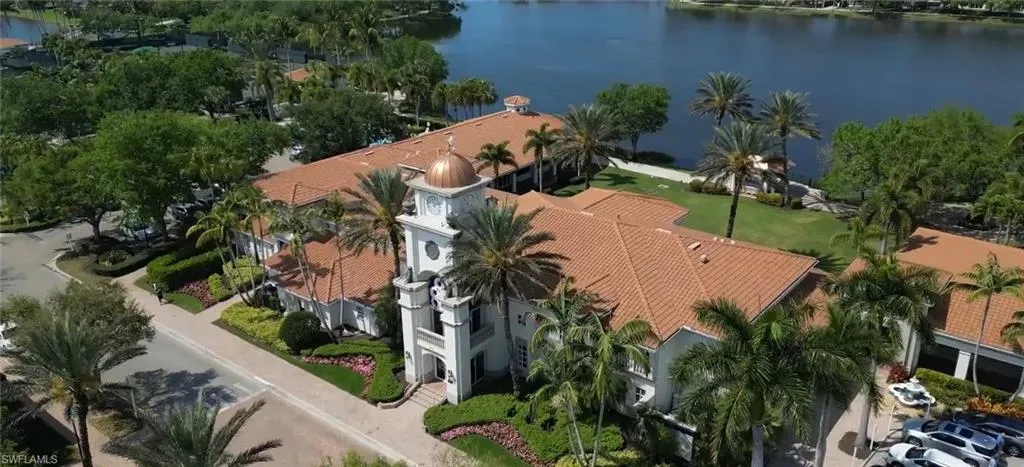 TOWN CENTER ISLAND WALK