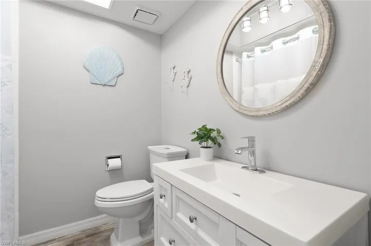 Guest bathroom with tub/shower