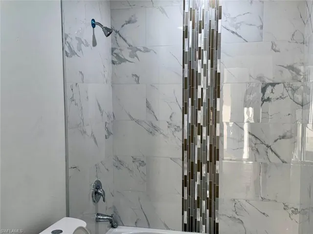 Bathroom with tiled shower / bath combo