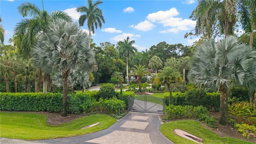 5070  Tamarind Ridge  DR, Naples, FL 34119