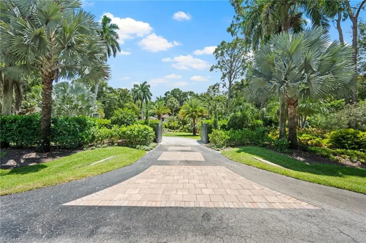 5070  Tamarind Ridge  DR, Naples, FL 34119