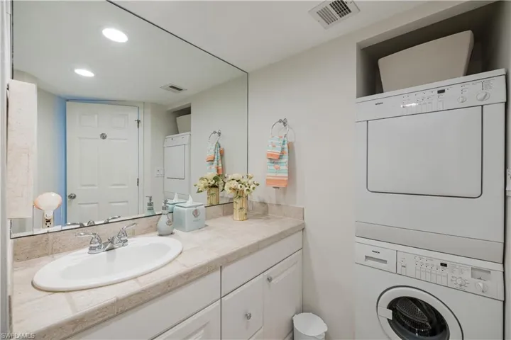 Guest Bathroom w/laundry