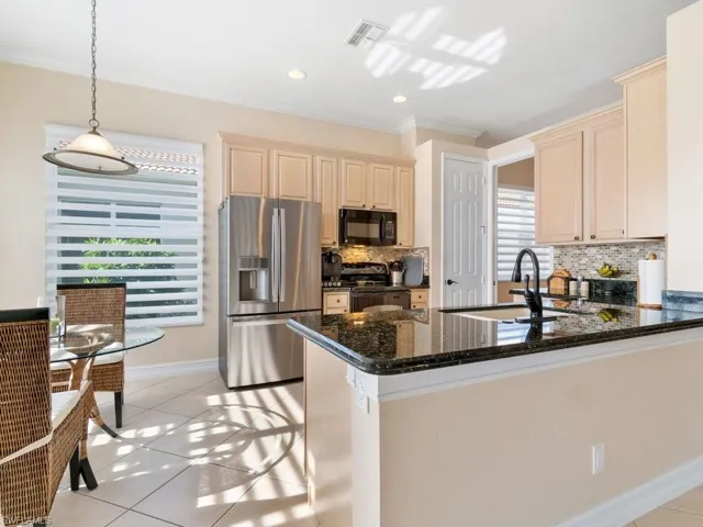 91  Glen Eagle  CIR, Naples, FL 34104