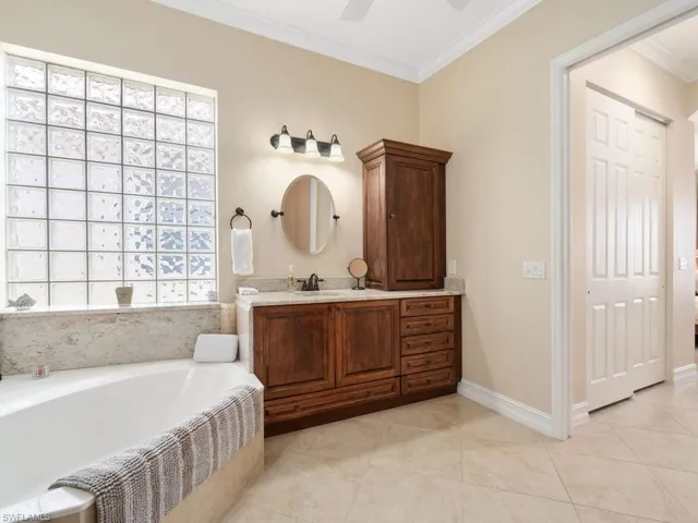 91  Glen Eagle  CIR, Naples, FL 34104