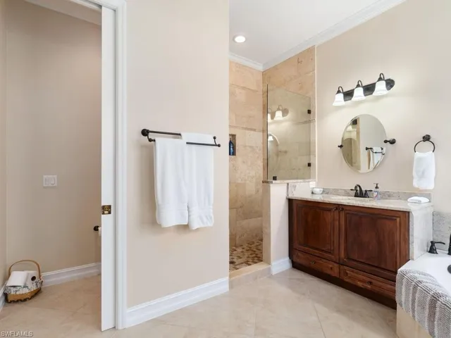 91  Glen Eagle  CIR, Naples, FL 34104