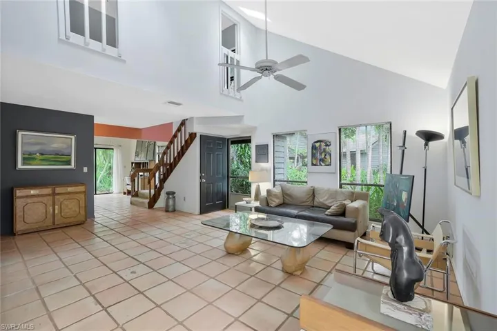 Terracota tile, vaulted ceilings - lots of light