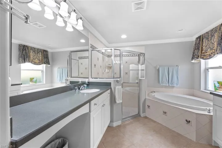 Master bath w/dual vanities