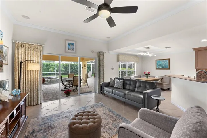 Family room w/crown molding, recessed lighting