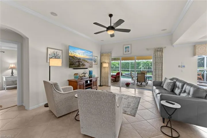 Family room w/direct lanai access