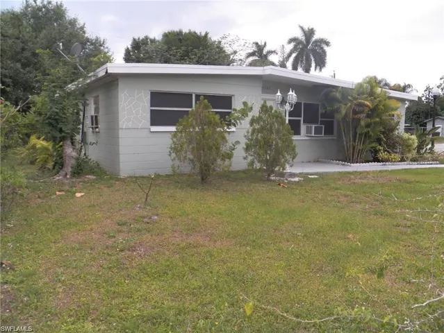 View of front of house featuring a front yard