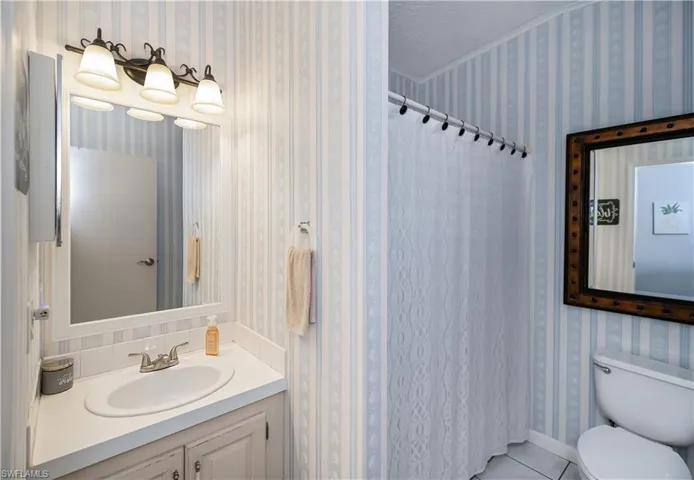 Full bath for your guests!