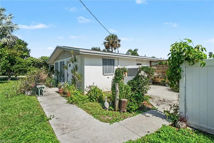 1564 Ixora Dr, North Fort Myers, Florida 33917