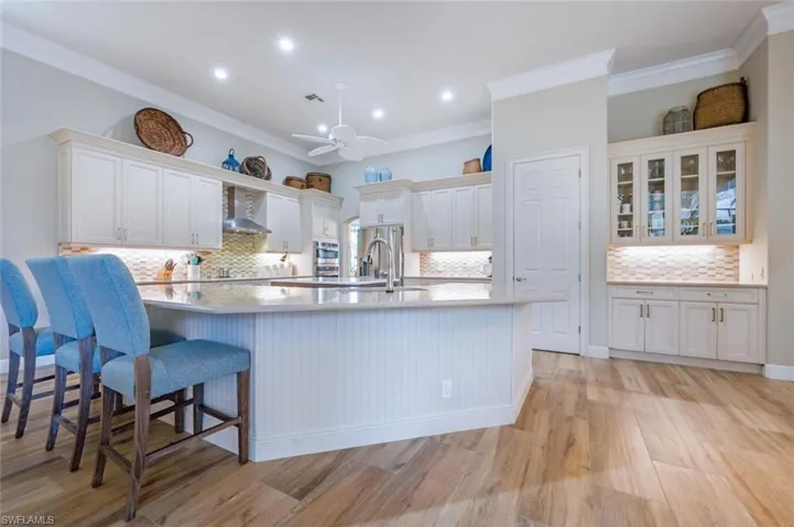 Breakfast Bar with plenty of extra seating space