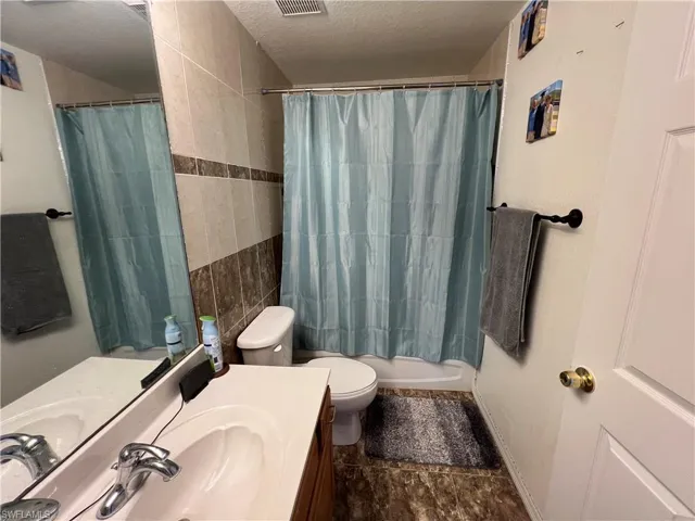 Bathroom with shower/tub combo