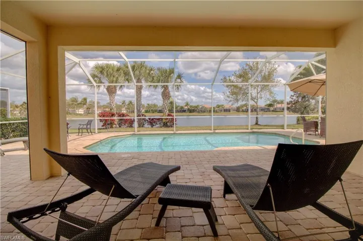 Relax on one of the biggest lake view in Veronawalk ! private long lake view from the shaded overhang in the screened pool lanai