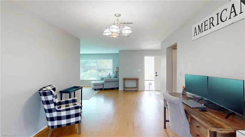 Flexible room: Office/Extra Dining Room