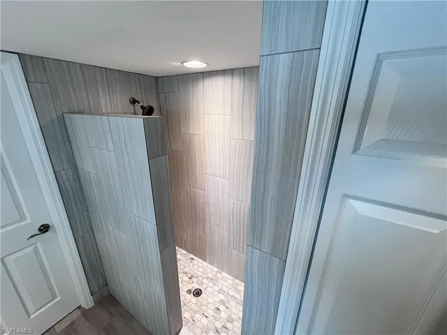 Bathroom featuring a tile shower