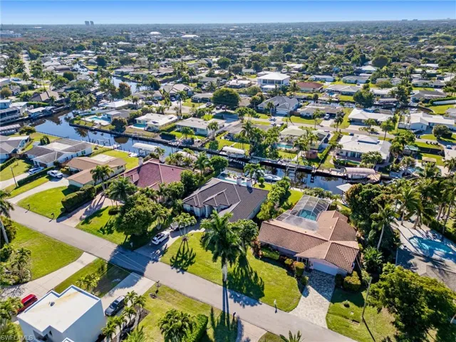 Beautiful winding canals and literally minutes to the open water of the Caloosahatchee River