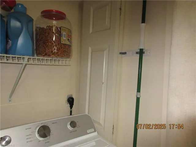 Laundry area with washer / clothes dryer