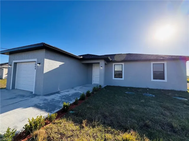 Single family house with a garage and a front lawn