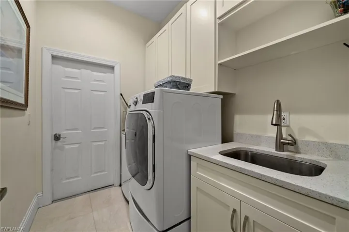 Laundry w/ sink & closets