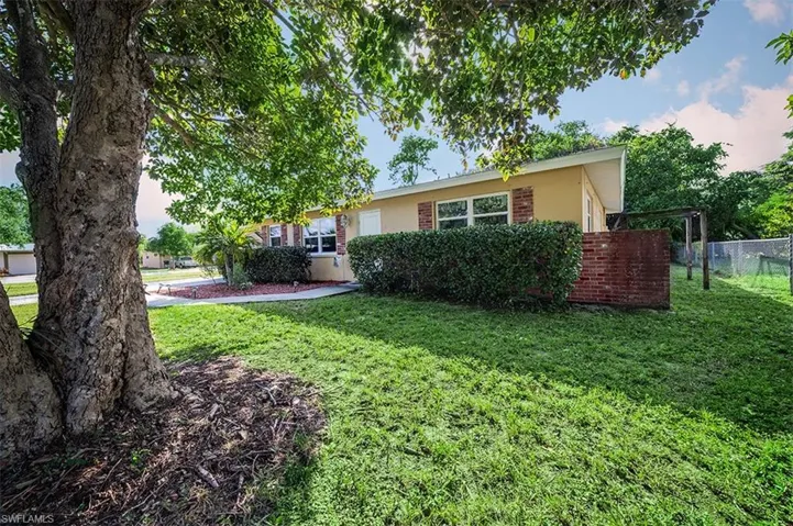 View of front of home featuring a front yard