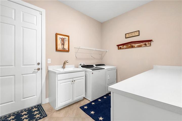 LARGE LAUNDRY ROOM