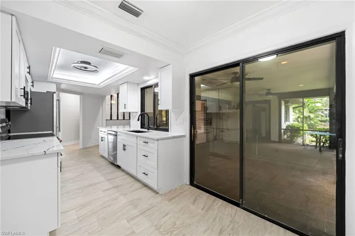 Dining space with slider to HUGE lanai