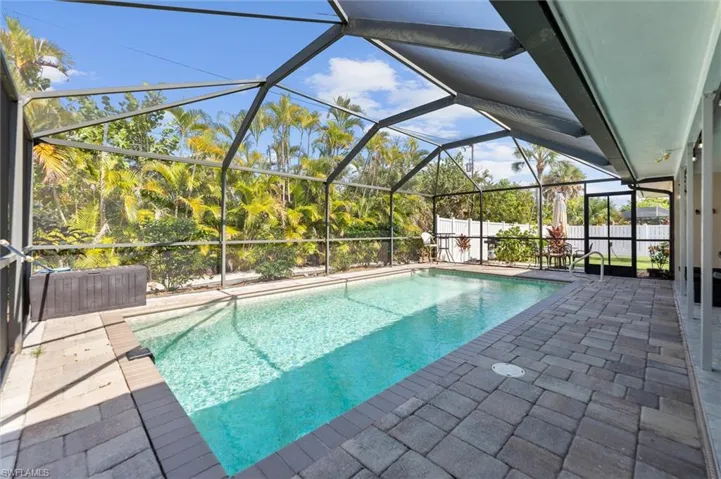 9428 Moonlight Dr, Sanibel, Florida 33957