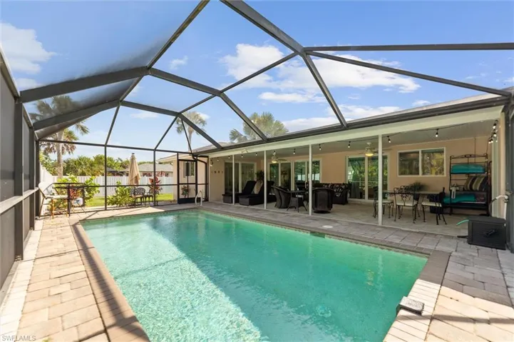 9428 Moonlight Dr, Sanibel, Florida 33957
