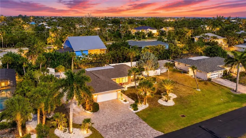 9428 Moonlight Dr, Sanibel, Florida 33957