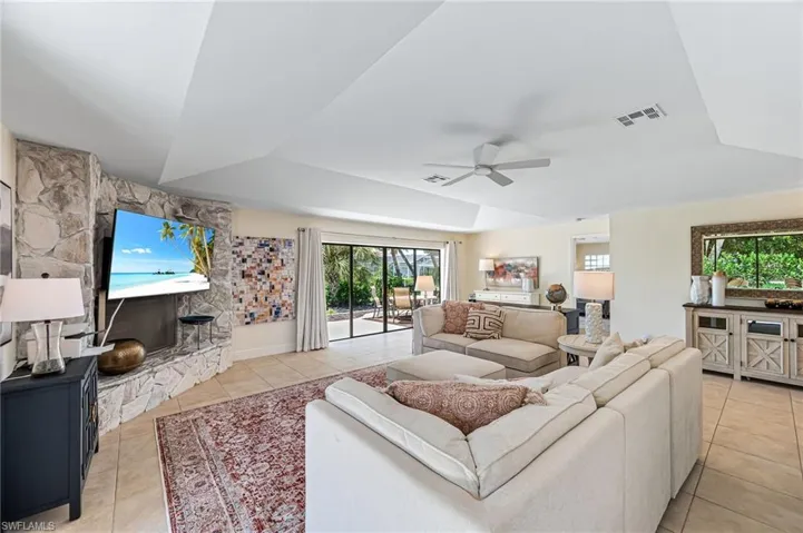 Tray ceiling,with fan, fireplace