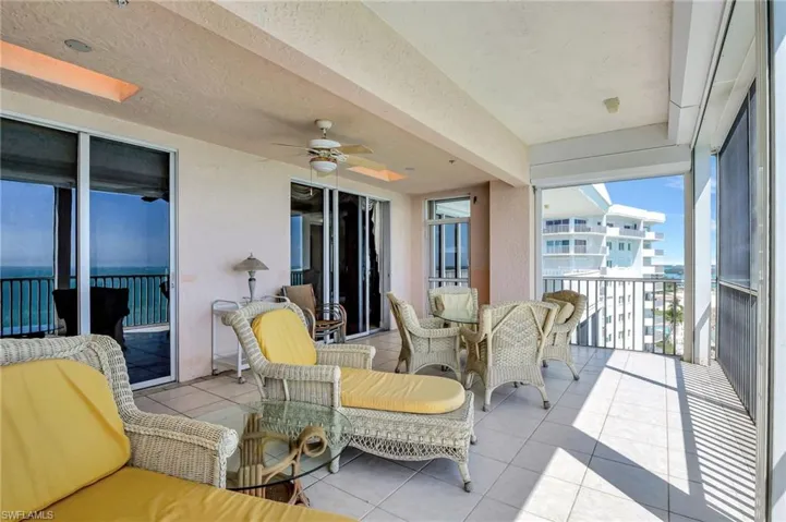 Sunroom with ceiling fan