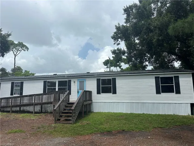Manufactured / mobile home featuring a deck