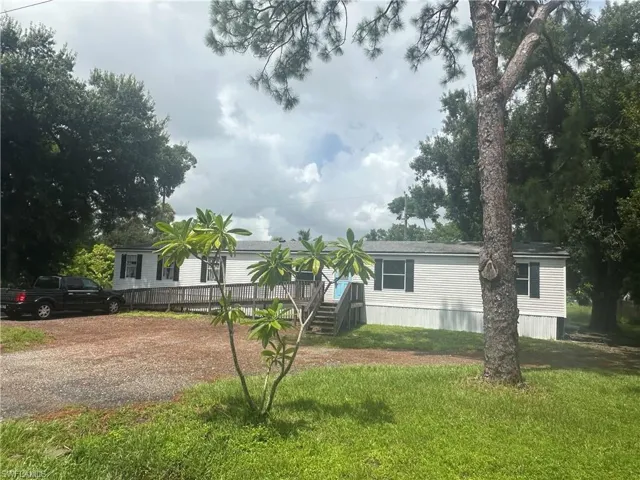 Manufactured / mobile home with a front yard