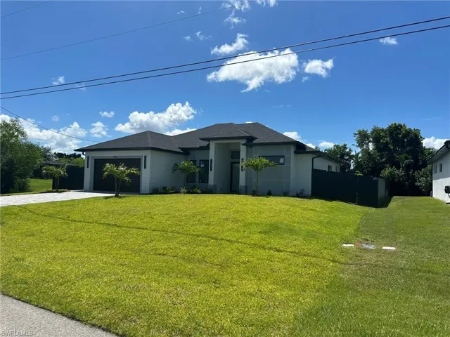 View of front facade with a garage and a front yard