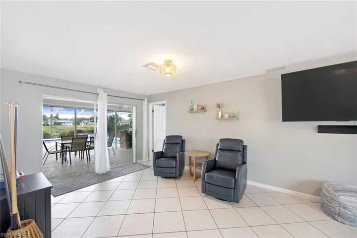 flex room for additional seating or desk or dining ?