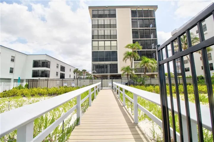 9415  Gulf Shore  DR, Naples, FL 34108