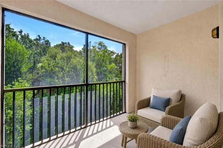 AI Staged screened-in lanai.