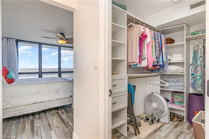 OWNER'S SUITE CLOSET SYSTEM