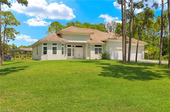 View of front facade featuring a front lawn