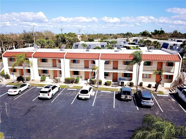 Bird's eye view of apartment complex / building
